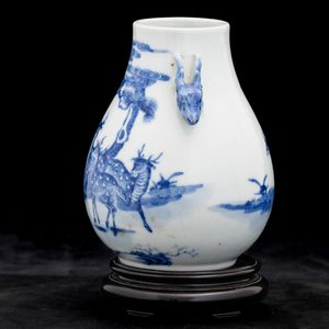 Vaso Hu in porcellana bianca e blu raffigurante cerbiatti entro paesaggio e mascheroni a foggia di testa di cervo, Cina, Dinastia Qing, periodo Guangxu (1875-1908)  - Asta Fine Chinese Works of Art - Associazione Nazionale - Case d'Asta italiane