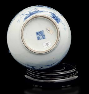 Vaso Hu in porcellana bianca e blu raffigurante cerbiatti entro paesaggio e mascheroni a foggia di testa di cervo, Cina, Dinastia Qing, periodo Guangxu (1875-1908)  - Asta Fine Chinese Works of Art - Associazione Nazionale - Case d'Asta italiane