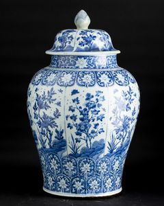 Grande potiche in porcellana bianca e blu con decori floreali e soggetti naturalistici entro riserve, Cina, Dinastia Qing, epoca Kangxi (1662-1722)  - Asta Fine Chinese Works of Art - Associazione Nazionale - Case d'Asta italiane