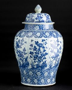 Grande potiche in porcellana bianca e blu con decori floreali e soggetti naturalistici entro riserve, Cina, Dinastia Qing, epoca Kangxi (1662-1722)  - Asta Fine Chinese Works of Art - Associazione Nazionale - Case d'Asta italiane