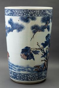 Grande giardiniera in porcellana a decoro blu e rosso ferro sotto smalto con raffigurazione naturalistica di uccellini tra rami in fiore, Cina, Dinastia Qing, XIX secolo  - Asta Fine Chinese Works of Art - Associazione Nazionale - Case d'Asta italiane