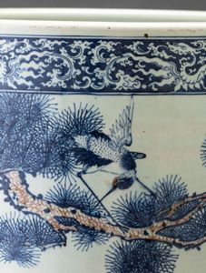 Grande giardiniera in porcellana a decoro blu e rosso ferro sotto smalto con raffigurazione naturalistica di uccellini tra rami in fiore, Cina, Dinastia Qing, XIX secolo  - Asta Fine Chinese Works of Art - Associazione Nazionale - Case d'Asta italiane