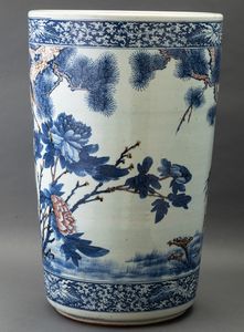 Grande giardiniera in porcellana a decoro blu e rosso ferro sotto smalto con raffigurazione naturalistica di uccellini tra rami in fiore, Cina, Dinastia Qing, XIX secolo  - Asta Fine Chinese Works of Art - Associazione Nazionale - Case d'Asta italiane