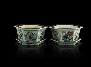 Coppia di giardiniere esagonali in porcellana Famiglia Verde con raffigurazioni naturalistiche entro riserve e decori floreali, Cina, Dinastia Qing, epoca Kangxi (1662-1722)  - Asta Fine Chinese Works of Art - Associazione Nazionale - Case d'Asta italiane