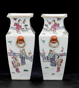 Coppia di vasi in porcellana Famiglia Rosa con mascheroni, anse ad anello e figure di dignitari con fanciulli entro paesaggio, Cina, Dinastia Qing, epoca Daoguang (1821-1908)  - Asta Fine Chinese Works of Art - Associazione Nazionale - Case d'Asta italiane