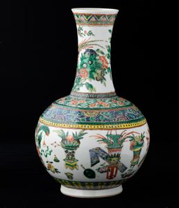 Vaso a bottiglia in porcellana nei toni della Famiglia Verde con decorazione a registri sovrapposti con soggetti naturalistici e motivi floreali, Cina, Dinastia Qing, epoca Guangxu (1875-1908)  - Asta Fine Chinese Works of Art - Associazione Nazionale - Case d'Asta italiane