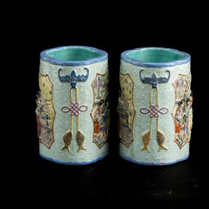 Coppia di brushepots in porcellana con raffigurazioni di vita comune entro riserve e decori naturalistici a rilievo, Cina, Dinastia Qing, XIX secolo  - Asta Fine Chinese Works of Art - Associazione Nazionale - Case d'Asta italiane