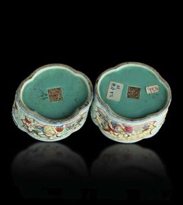 Coppia di brushepots in porcellana con raffigurazioni di vita comune entro riserve e decori naturalistici a rilievo, Cina, Dinastia Qing, XIX secolo  - Asta Fine Chinese Works of Art - Associazione Nazionale - Case d'Asta italiane