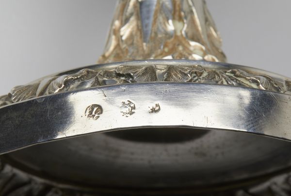 ARGENTIERE LOMBARDO DEL XIX SECOLO : Navicella porta incenso in argento con decorazioni fitomorfe e baccellate, poggiante su piede circolare  - Asta Asta 401 | ARTE ANTICA E DEL XIX SECOLO Online - Associazione Nazionale - Case d'Asta italiane