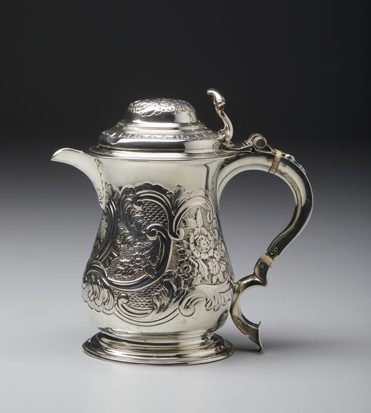 ARGENTIERE INGLESE DEL XIX SECOLO : Tankard in argento con coperchio, corpo piriforme con decorazioni fitomorfe e a volute e stemma nobiliare sul fronte  - Asta Asta 401 | ARTE ANTICA E DEL XIX SECOLO Online - Associazione Nazionale - Case d'Asta italiane