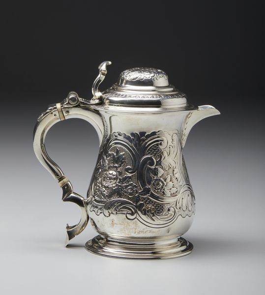 ARGENTIERE INGLESE DEL XIX SECOLO : Tankard in argento con coperchio, corpo piriforme con decorazioni fitomorfe e a volute e stemma nobiliare sul fronte  - Asta Asta 401 | ARTE ANTICA E DEL XIX SECOLO Online - Associazione Nazionale - Case d'Asta italiane