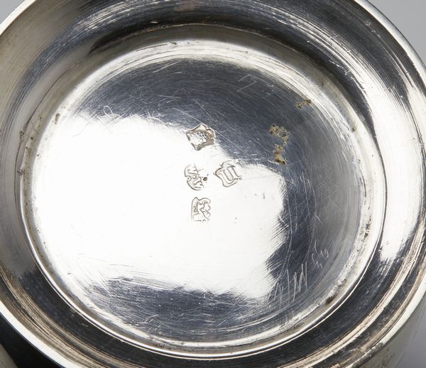 ARGENTIERE INGLESE DEL XIX SECOLO : Tankard in argento con coperchio, corpo piriforme con decorazioni fitomorfe e a volute e stemma nobiliare sul fronte  - Asta Asta 401 | ARTE ANTICA E DEL XIX SECOLO Online - Associazione Nazionale - Case d'Asta italiane