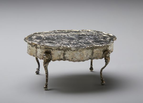 ARGENTIERE INGLESE DEL XIX-XX SECOLO : Contenitore in argento sbalzato in forma di tavolo in stile Luigi XV con decorazioni a chinoiserie  - Asta Asta 401 | ARTE ANTICA E DEL XIX SECOLO Online - Associazione Nazionale - Case d'Asta italiane