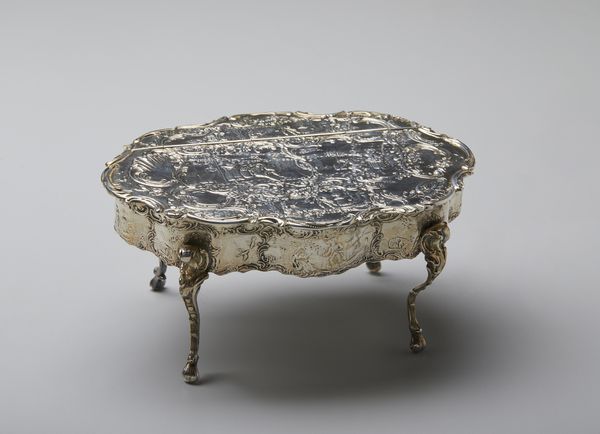 ARGENTIERE INGLESE DEL XIX-XX SECOLO : Contenitore in argento sbalzato in forma di tavolo in stile Luigi XV con decorazioni a chinoiserie  - Asta Asta 401 | ARTE ANTICA E DEL XIX SECOLO Online - Associazione Nazionale - Case d'Asta italiane