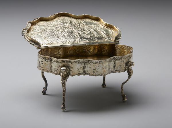 ARGENTIERE INGLESE DEL XIX-XX SECOLO : Contenitore in argento sbalzato in forma di tavolo in stile Luigi XV con decorazioni a chinoiserie  - Asta Asta 401 | ARTE ANTICA E DEL XIX SECOLO Online - Associazione Nazionale - Case d'Asta italiane