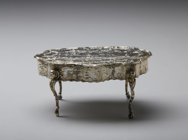 ARGENTIERE INGLESE DEL XIX-XX SECOLO : Contenitore in argento sbalzato in forma di tavolo in stile Luigi XV con decorazioni a chinoiserie  - Asta Asta 401 | ARTE ANTICA E DEL XIX SECOLO Online - Associazione Nazionale - Case d'Asta italiane