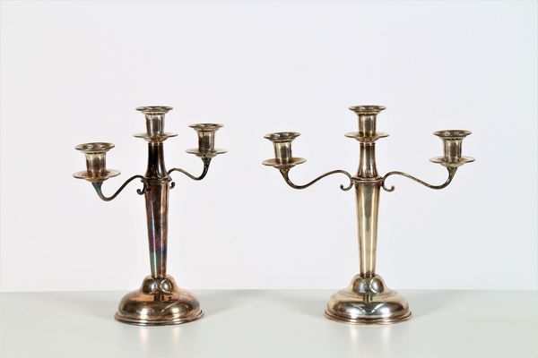 ARGENTIERE ITALIANO DEL XX SECOLO : Coppia di candelabri in argento  - Asta Asta 401 | ARTE ANTICA E DEL XIX SECOLO Online - Associazione Nazionale - Case d'Asta italiane