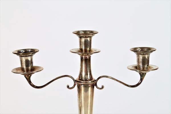 ARGENTIERE ITALIANO DEL XX SECOLO : Coppia di candelabri in argento  - Asta Asta 401 | ARTE ANTICA E DEL XIX SECOLO Online - Associazione Nazionale - Case d'Asta italiane