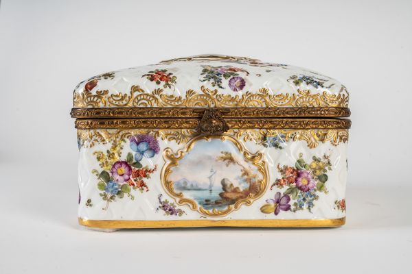 MANIFATTURA DI MEISSEN DEL XIX SECOLO : Cofanetto in porcellana dipinta a fiori e figure in un paesaggio  - Asta Asta 401 | ARTE ANTICA E DEL XIX SECOLO Online - Associazione Nazionale - Case d'Asta italiane