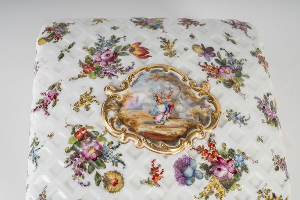 MANIFATTURA DI MEISSEN DEL XIX SECOLO : Cofanetto in porcellana dipinta a fiori e figure in un paesaggio  - Asta Asta 401 | ARTE ANTICA E DEL XIX SECOLO Online - Associazione Nazionale - Case d'Asta italiane