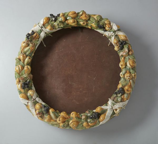 MANIFATTURA TOSCANA DEL XIX-XX SECOLO : Cornice con ghirlanda di frutta in terracotta invetriata nello stile della bottega dei Della Robbia  - Asta Asta 401 | ARTE ANTICA E DEL XIX SECOLO Online - Associazione Nazionale - Case d'Asta italiane