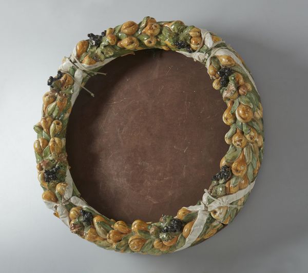 MANIFATTURA TOSCANA DEL XIX-XX SECOLO : Cornice con ghirlanda di frutta in terracotta invetriata nello stile della bottega dei Della Robbia  - Asta Asta 401 | ARTE ANTICA E DEL XIX SECOLO Online - Associazione Nazionale - Case d'Asta italiane