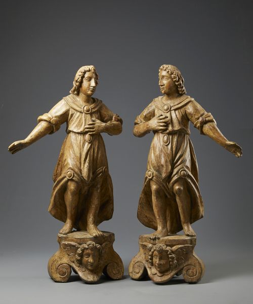 SCULTORE ITALIANO DEL XVII SECOLO : Coppia di angeli in legno scolpito poggianti su basi con volti di cherubini a rilievo tra volute  - Asta Asta 401 | ARTE ANTICA E DEL XIX SECOLO Online - Associazione Nazionale - Case d'Asta italiane