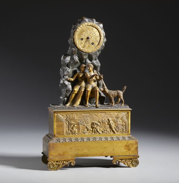 MANIFATTURA FRANCESE DEL XIX SECOLO : Orologio da tavolo in bronzo dorato con due figure e cane in un paesaggio roccioso, fronte della base decorata a rilievo  - Asta Asta 401 | ARTE ANTICA E DEL XIX SECOLO Online - Associazione Nazionale - Case d'Asta italiane