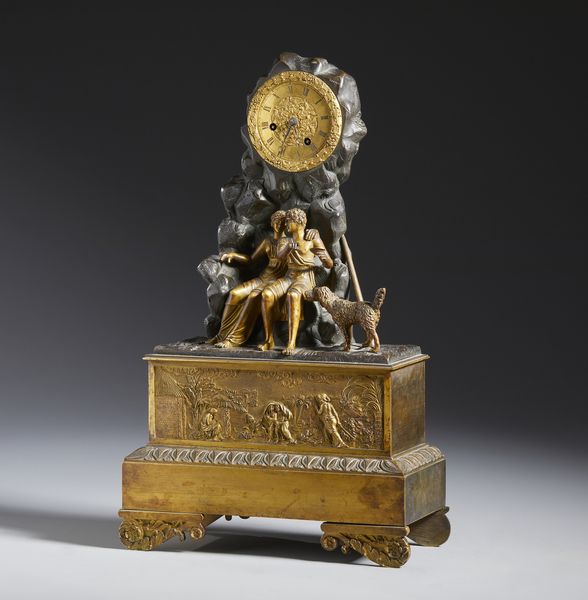 MANIFATTURA FRANCESE DEL XIX SECOLO : Orologio da tavolo in bronzo dorato con due figure e cane in un paesaggio roccioso, fronte della base decorata a rilievo  - Asta Asta 401 | ARTE ANTICA E DEL XIX SECOLO Online - Associazione Nazionale - Case d'Asta italiane