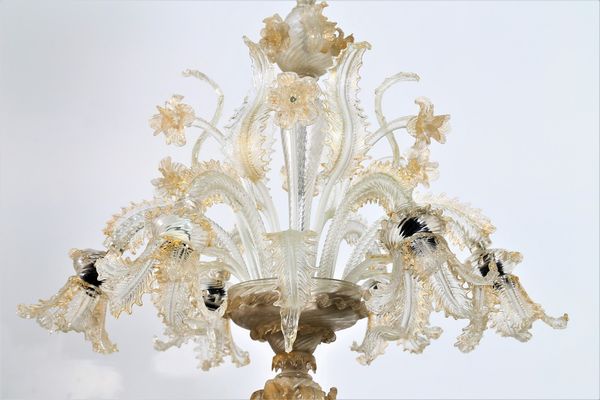 MANIFATTURA ITALIANA : Lampadario Ca' Rezzonico a sei luci in cristallo dorato e decorato con fiori in vetro soffiato  - Asta Asta 401 | ARTE ANTICA E DEL XIX SECOLO Online - Associazione Nazionale - Case d'Asta italiane