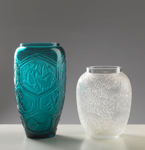 LALIQUE : Coppia di vasi. Uno dalla serie 'Baccanthes' in vetro soffiato a stampo color azzurro, con decoro di figure femminili. Uno dalla serie 'Biches' in vetro soffiato a stampo, decorato con cerbiatti e fogliame  - Asta Asta 401 | ARTE ANTICA E DEL XIX SECOLO Online - Associazione Nazionale - Case d'Asta italiane