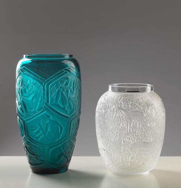 LALIQUE : Coppia di vasi. Uno dalla serie 'Baccanthes' in vetro soffiato a stampo color azzurro, con decoro di figure femminili. Uno dalla serie 'Biches' in vetro soffiato a stampo, decorato con cerbiatti e fogliame  - Asta Asta 401 | ARTE ANTICA E DEL XIX SECOLO Online - Associazione Nazionale - Case d'Asta italiane