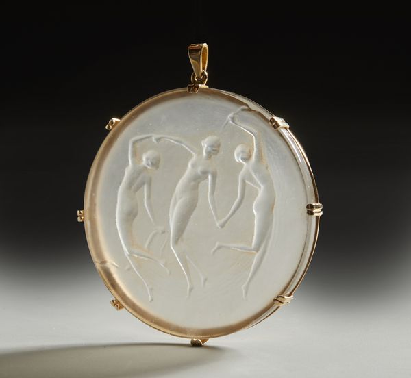 LALIQUE : Pendente in vetro bianco opalescente della serie Bacchantes, con supporto in oro  - Asta Asta 401 | ARTE ANTICA E DEL XIX SECOLO Online - Associazione Nazionale - Case d'Asta italiane