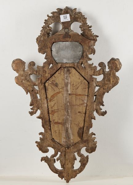 MANIFATTURA TOSCANA DEL XVIII SECOLO : Specchiera in legno dorato a mecca con decorazioni a volute ed elementi fitomorfi, cimasa in forma di canestra di frutta e protomi femminili ai lati  - Asta Asta 401 | ARTE ANTICA E DEL XIX SECOLO Online - Associazione Nazionale - Case d'Asta italiane