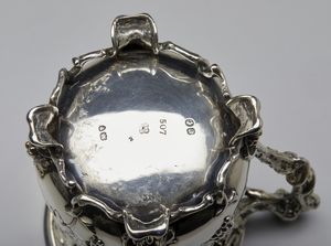 ARGENTIERE INGLESE DEL XIX SECOLO : Boccale in argento sbalzato con decorazioni a tralci di vite lungo il corpo  - Asta Asta 401 | ARTE ANTICA E DEL XIX SECOLO Online - Associazione Nazionale - Case d'Asta italiane