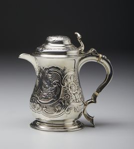 ARGENTIERE INGLESE DEL XIX SECOLO - Tankard in argento con coperchio, corpo piriforme con decorazioni fitomorfe e a volute e stemma nobiliare sul fronte