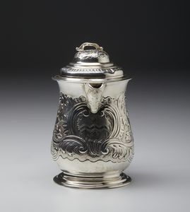 ARGENTIERE INGLESE DEL XIX SECOLO : Tankard in argento con coperchio, corpo piriforme con decorazioni fitomorfe e a volute e stemma nobiliare sul fronte  - Asta Asta 401 | ARTE ANTICA E DEL XIX SECOLO Online - Associazione Nazionale - Case d'Asta italiane