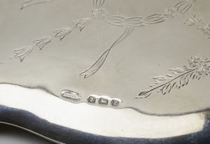 ARGENTIERE INGLESE DEL XIX-XX SECOLO : Specchio da toeletta  in argento con decorazioni a ghirlande incise al retro  - Asta Asta 401 | ARTE ANTICA E DEL XIX SECOLO Online - Associazione Nazionale - Case d'Asta italiane