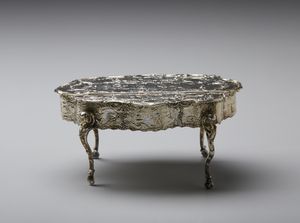 ARGENTIERE INGLESE DEL XIX-XX SECOLO : Contenitore in argento sbalzato in forma di tavolo in stile Luigi XV con decorazioni a chinoiserie  - Asta Asta 401 | ARTE ANTICA E DEL XIX SECOLO Online - Associazione Nazionale - Case d'Asta italiane