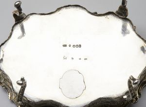 ARGENTIERE INGLESE DEL XIX-XX SECOLO : Contenitore in argento sbalzato in forma di tavolo in stile Luigi XV con decorazioni a chinoiserie  - Asta Asta 401 | ARTE ANTICA E DEL XIX SECOLO Online - Associazione Nazionale - Case d'Asta italiane