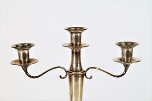 ARGENTIERE ITALIANO DEL XX SECOLO : Coppia di candelabri in argento  - Asta Asta 401 | ARTE ANTICA E DEL XIX SECOLO Online - Associazione Nazionale - Case d'Asta italiane