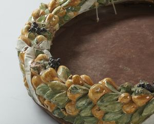 MANIFATTURA TOSCANA DEL XIX-XX SECOLO : Cornice con ghirlanda di frutta in terracotta invetriata nello stile della bottega dei Della Robbia  - Asta Asta 401 | ARTE ANTICA E DEL XIX SECOLO Online - Associazione Nazionale - Case d'Asta italiane