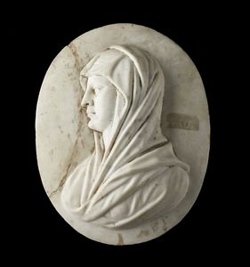 SCULTORE ITALIANO DEL XVIII SECOLO - Ovale in marmo con profilo di figura femminile ammantata