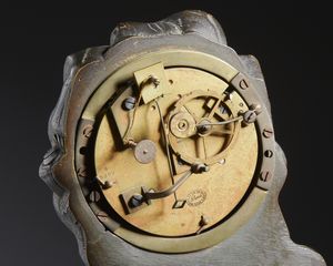 MANIFATTURA FRANCESE DEL XIX SECOLO : Orologio da tavolo in bronzo dorato con due figure e cane in un paesaggio roccioso, fronte della base decorata a rilievo  - Asta Asta 401 | ARTE ANTICA E DEL XIX SECOLO Online - Associazione Nazionale - Case d'Asta italiane