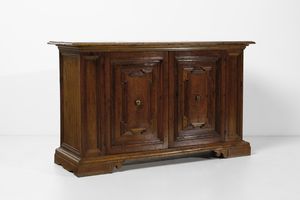 MANIFATTURA TOSCANA DEL XVII SECOLO : Credenza in legno di noce a due ante, fronte e fianchi pannellati e riquadrati, piedi a mensola  - Asta Asta 401 | ARTE ANTICA E DEL XIX SECOLO Online - Associazione Nazionale - Case d'Asta italiane