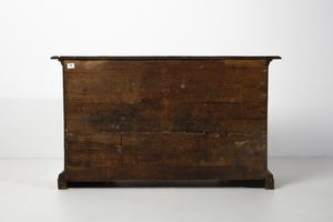 MANIFATTURA TOSCANA DEL XVII SECOLO : Credenza in legno di noce a due ante, fronte e fianchi pannellati e riquadrati, piedi a mensola  - Asta Asta 401 | ARTE ANTICA E DEL XIX SECOLO Online - Associazione Nazionale - Case d'Asta italiane