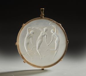 LALIQUE : Pendente in vetro bianco opalescente della serie Bacchantes, con supporto in oro  - Asta Asta 401 | ARTE ANTICA E DEL XIX SECOLO Online - Associazione Nazionale - Case d'Asta italiane