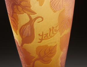 MANIFATTURA FRANCESE DEL XX SECOLO : Vaso a balaustro con decori floreali nei toni del bruno e dell'arancio  - Asta Asta 401 | ARTE ANTICA E DEL XIX SECOLO Online - Associazione Nazionale - Case d'Asta italiane