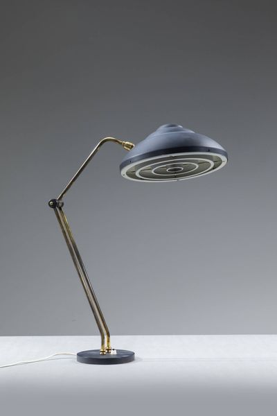 STILNOVO : Lampada da tavolo con struttura in ottone  base in ghisa e paralume in metallo laccato.  Prod. Stilnovo anni '70 h cm 60x50  - Asta Design - Associazione Nazionale - Case d'Asta italiane