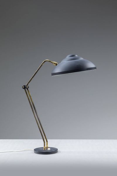 STILNOVO : Lampada da tavolo con struttura in ottone  base in ghisa e paralume in metallo laccato.  Prod. Stilnovo anni '70 h cm 60x50  - Asta Design - Associazione Nazionale - Case d'Asta italiane